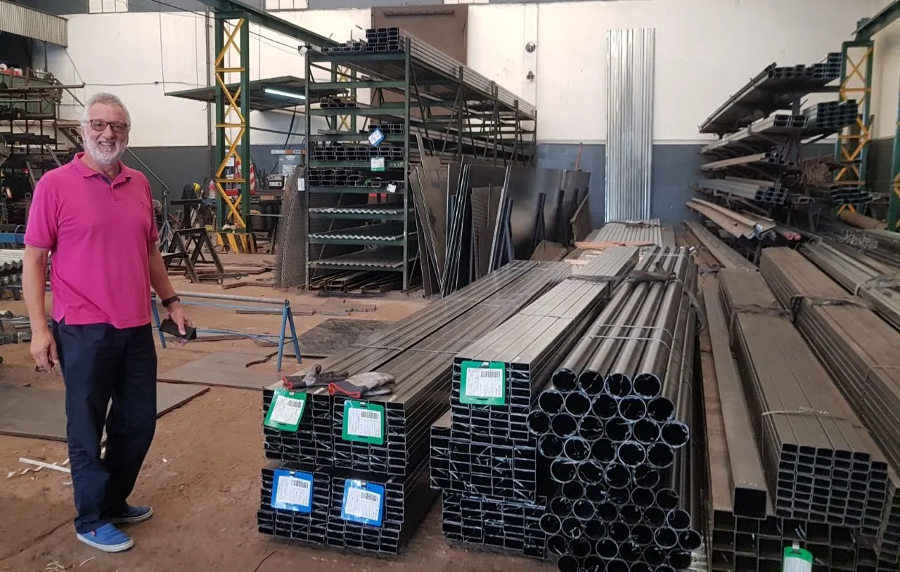 Gustavo Dolce junto a los atados de tubos estructurales en el depósito de Metsider, San Fernando