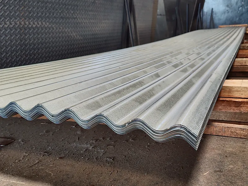 Chapa acanalada sinusoidal galvanizada en el depósito de Metsider