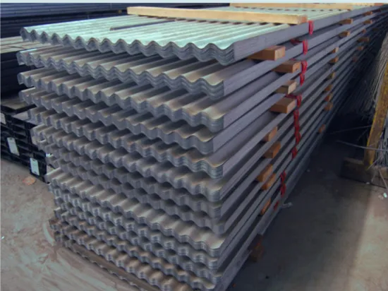 Chapas de cincalum acanaladas, apiladas y flejadas sobre pallet en depósito