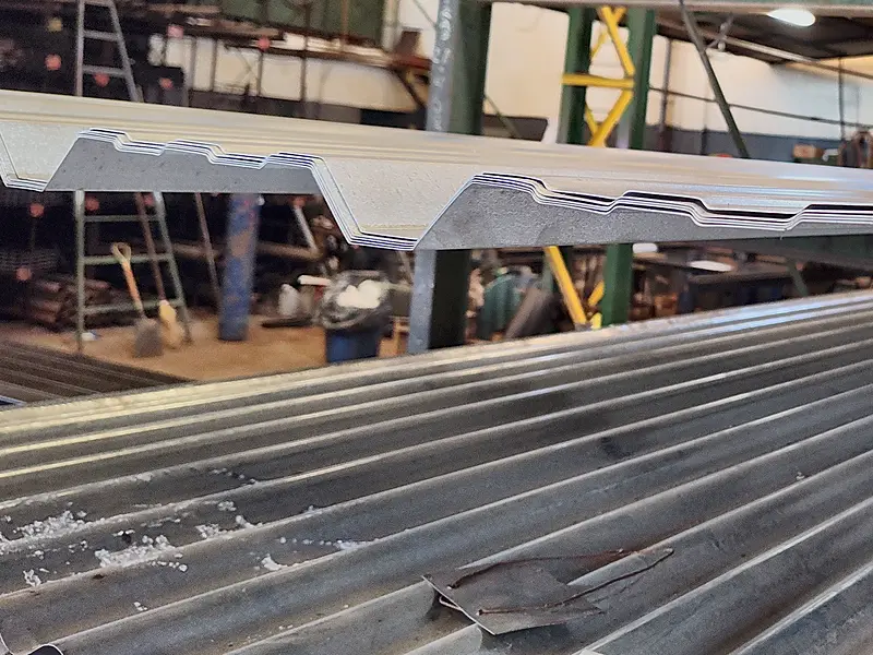 Chapa trapezoidal galvanizada apoyada sobre chapa acanalada, depósito de Metsider