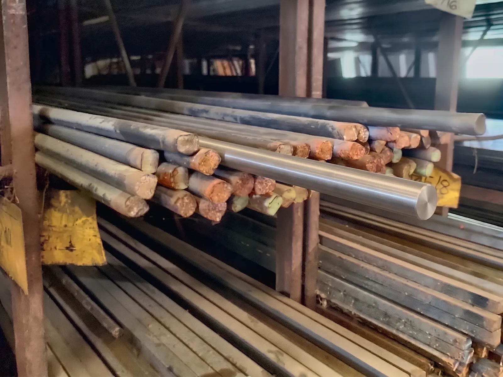 Barras de hierro macizo redondo y cuadrado en los racks del depósito de Metsider