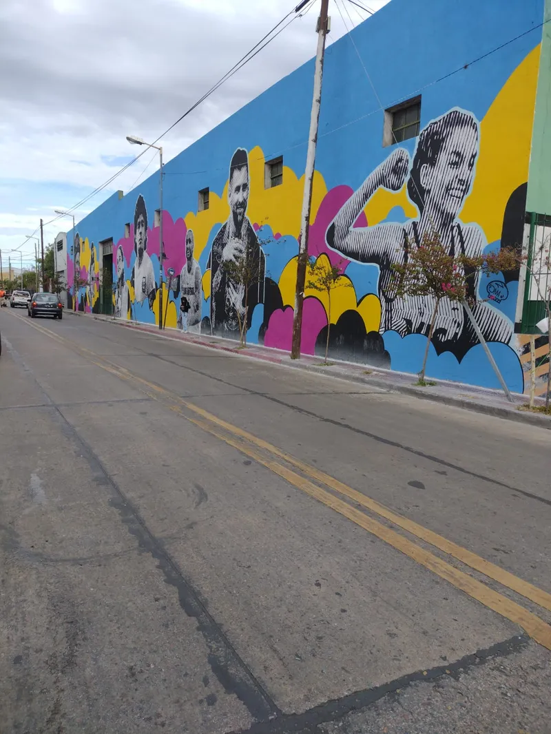 Lateral del galpón de Metsider en San Fernando, con el mural de ídolos del deporte argentino