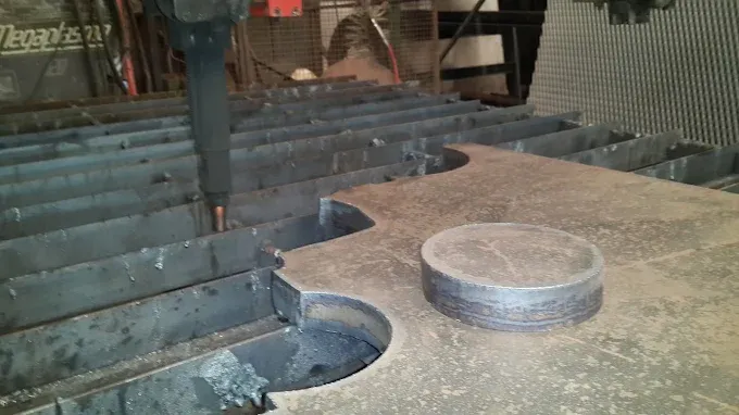 Mesa de oxicorte CNC cortando una pieza circular en chapa gruesa