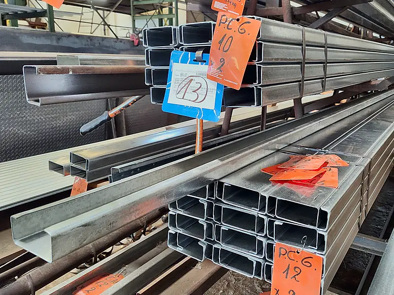 Perfiles C conformados de chapa galvanizada, etiquetados por medida, en el depósito de Metsider