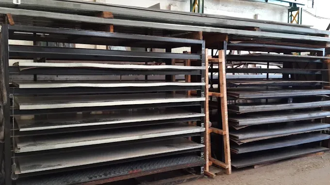 Material en barra apilado por medida en los racks del depósito de Metsider, San Fernando
