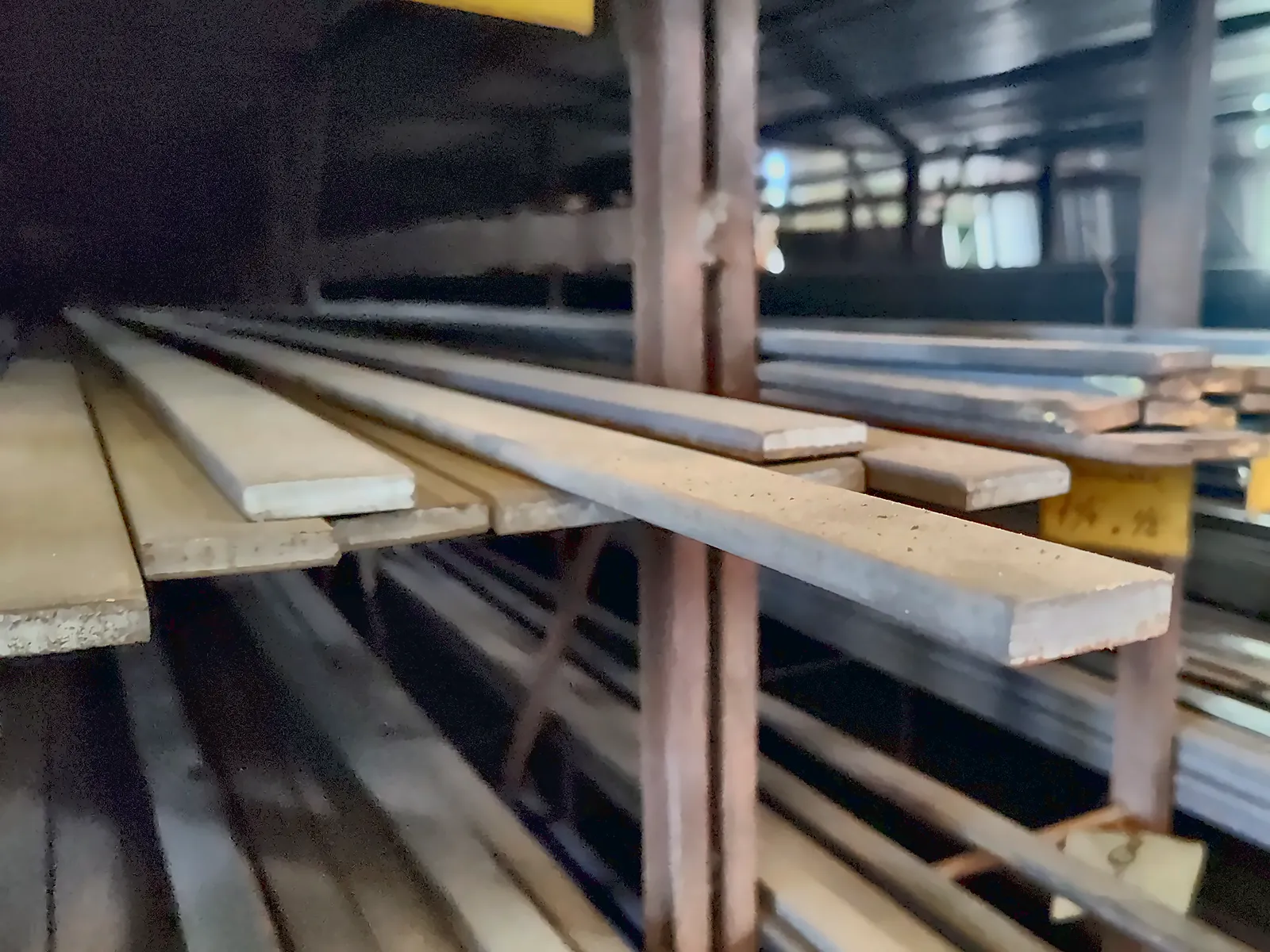 Planchuelas de hierro ordenadas por medida en los racks del depósito de Metsider