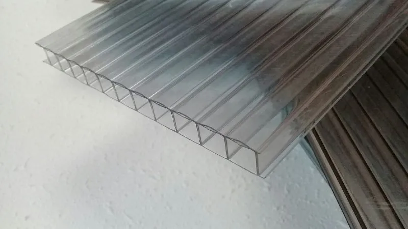 Policarbonato alveolar cristal, con las celdas a la vista en el canto