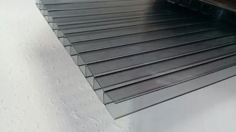 Policarbonato alveolar gris, con las celdas a la vista en el canto