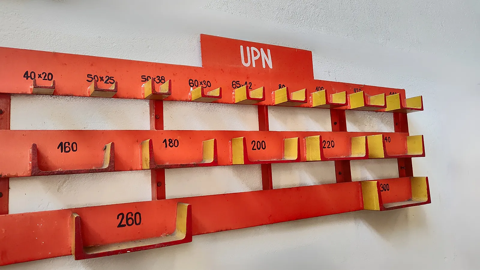 Tablero de medidas de perfil UPN en el depósito de Metsider, del 40x20 al 300