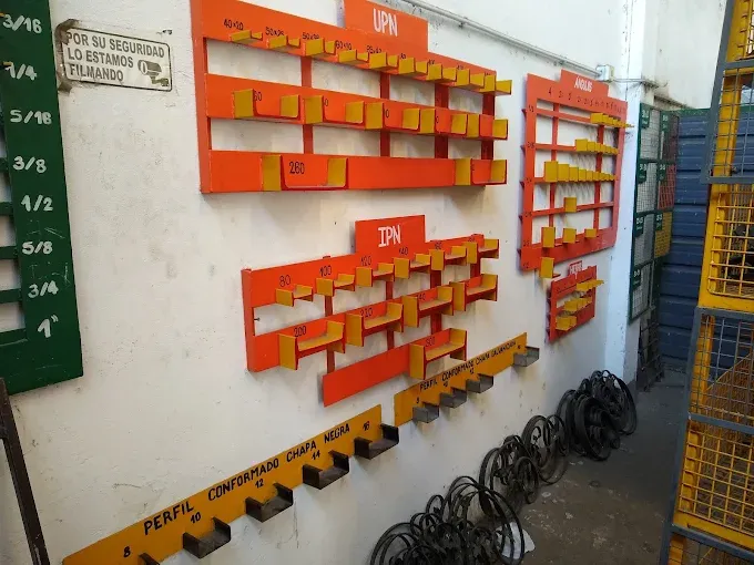 Tablero de muestras de perfiles con sus medidas en el mostrador de Metsider