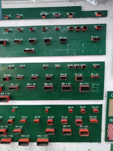 Tablero de muestras de tubo rectangular con sus medidas en el mostrador de Metsider