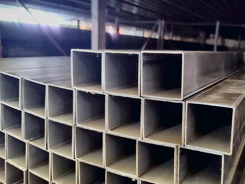 Tubos estructurales cuadrados apilados en el depósito de Metsider, San Fernando