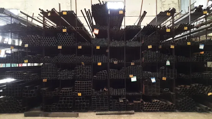 Stock de tubos estructurales cuadrados y rectangulares en el depósito de Metsider